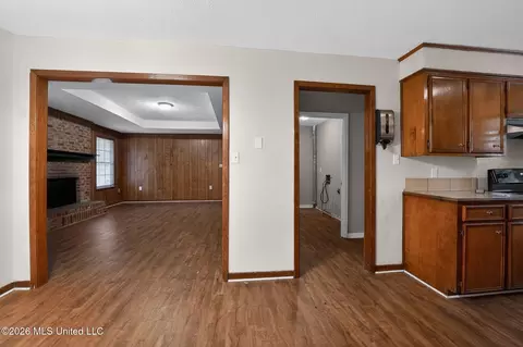 Entry Way - 2137 Thousand Oaks Dr, Jackson, MS 39212 photo 1 of 3