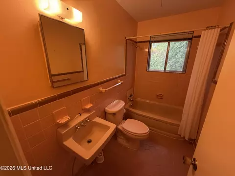 Bath - 1726 Winchester St, Jackson, MS 39211 photo 2 of 3