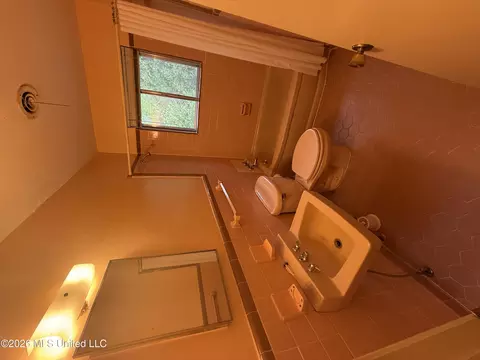 Bath - 1726 Winchester St, Jackson, MS 39211 photo 3 of 3