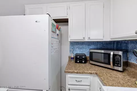 Kitchen - 123 Lakebend Cir, Brandon, MS 39042 photo 2 of 4
