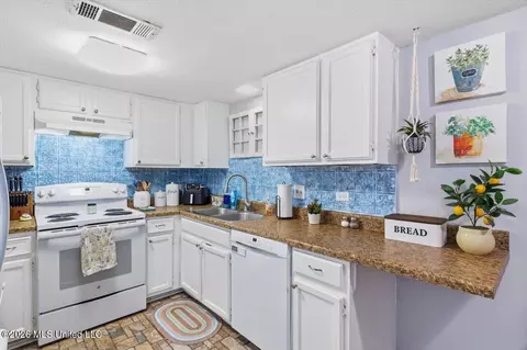 Kitchen - 123 Lakebend Cir, Brandon, MS 39042 photo 1 of 4