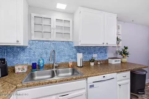 Kitchen - 123 Lakebend Cir, Brandon, MS 39042 photo 3 of 4