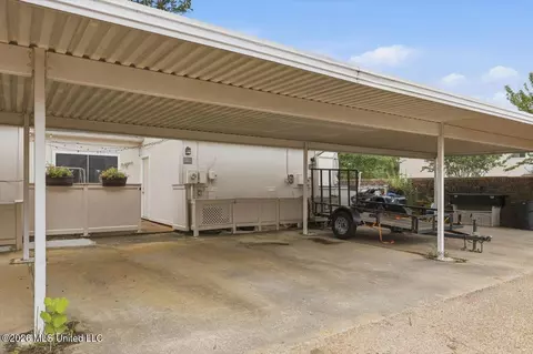 Exterior - 123 Lakebend Cir, Brandon, MS 39042 photo 2 of 6