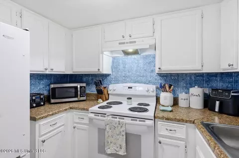 Kitchen - 123 Lakebend Cir, Brandon, MS 39042 photo 4 of 4