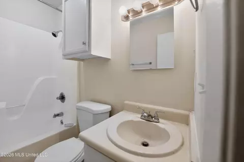 Bath - 1438 Summit Ave, Jackson, MS 39212 photo 3 of 4