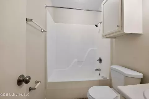 Bath - 1438 Summit Ave, Jackson, MS 39212 photo 1 of 4