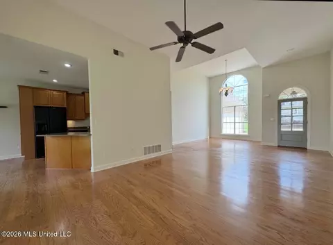 Living - 1868 Trapper Dr, Hernando, MS 38632 photo 6 of 7