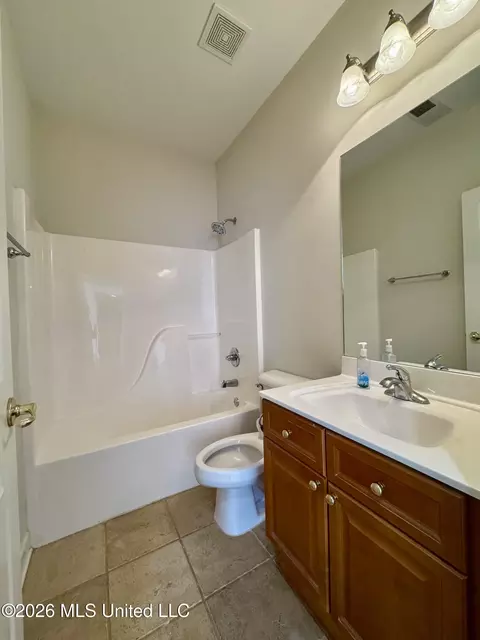Bath - 1868 Trapper Dr, Hernando, MS 38632 photo 4 of 6