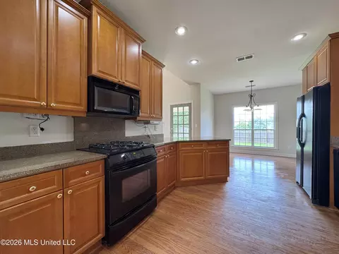 Kitchen - 1868 Trapper Dr, Hernando, MS 38632 photo 4 of 5