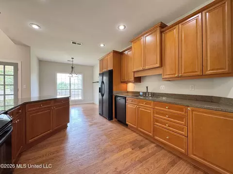 Kitchen - 1868 Trapper Dr, Hernando, MS 38632 photo 3 of 5