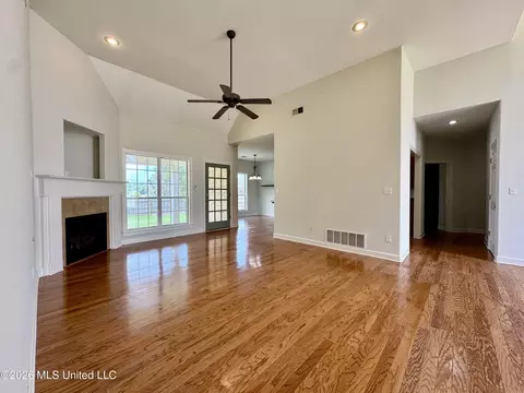Living - 1868 Trapper Dr, Hernando, MS 38632 photo 2 of 7