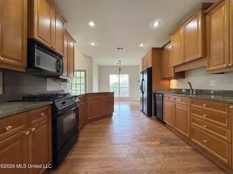 Kitchen - 1868 Trapper Dr, Hernando, MS 38632 photo 2 of 5