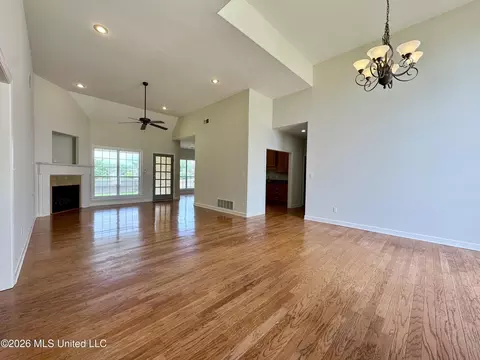 Living - 1868 Trapper Dr, Hernando, MS 38632 photo 1 of 7