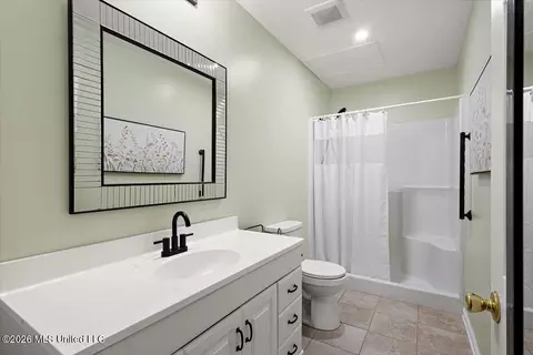 Bath - 3669 Cavalier Dr, Jackson, MS 39216 photo 7 of 9