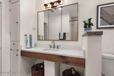 Bath - 3669 Cavalier Dr, Jackson, MS 39216 photo 6 of 9