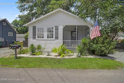 353 State St, Bay Saint Louis, MS 39520