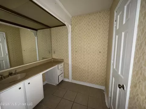 Bath - 5221 Forest Hill Rd, Jackson, MS 39272 photo 2 of 5