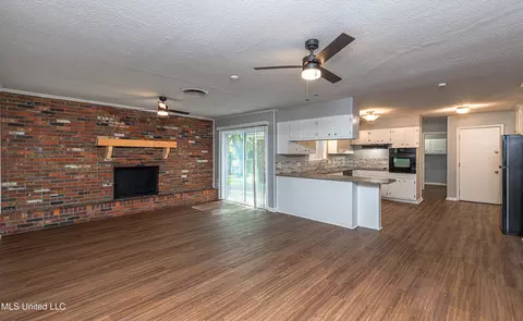 Living - 809 Normandy Dr, Clinton, MS 39056 photo 1 of 6
