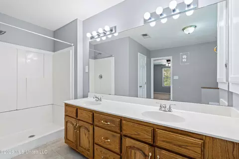 Bath - 6985 Stanley Dr, Olive Branch, MS 38654 photo 1 of 2