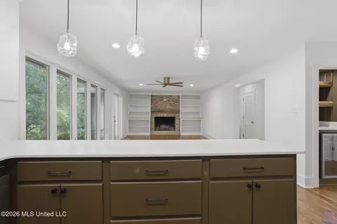 Living - 4455 E Ridge Dr, Jackson, MS 39211 photo 4 of 8