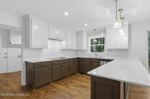 Kitchen - 4455 E Ridge Dr, Jackson, MS 39211 photo 2 of 4