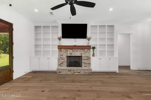 Living - 600 Ponderosa Dr, Flowood, MS 39232 photo 2 of 3