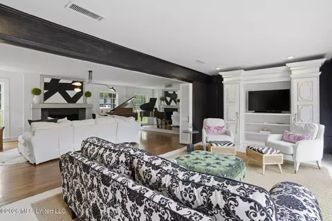 Living - 3702 Old Canton Rd, Jackson, MS 39216 photo 4 of 4