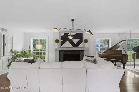Living - 3702 Old Canton Rd, Jackson, MS 39216 photo 2 of 4