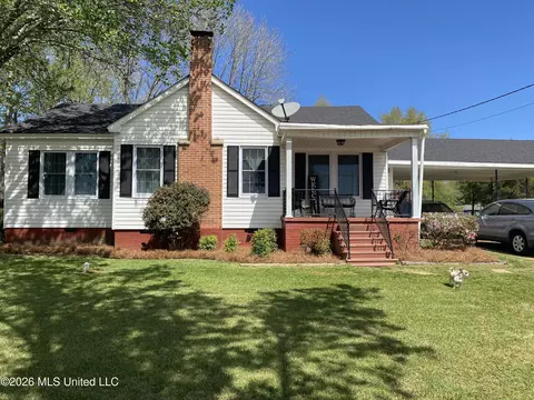 512 E Franklin St, Carthage, MS 39051