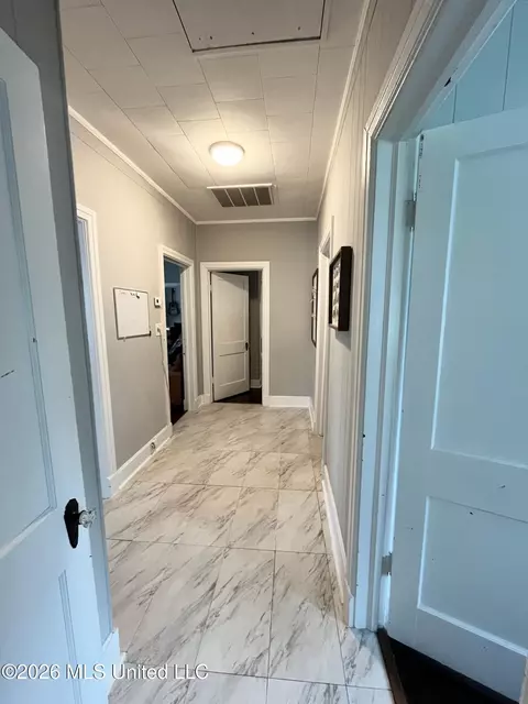 Entry Way - 512 E Franklin St, Carthage, MS 39051 photo 4 of 7