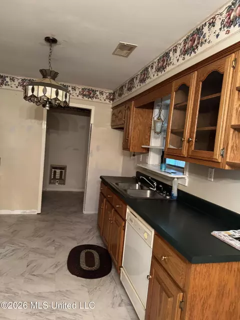 Kitchen - 4468 Mccracken Rd, Hernando, MS 38632 photo 1 of 2