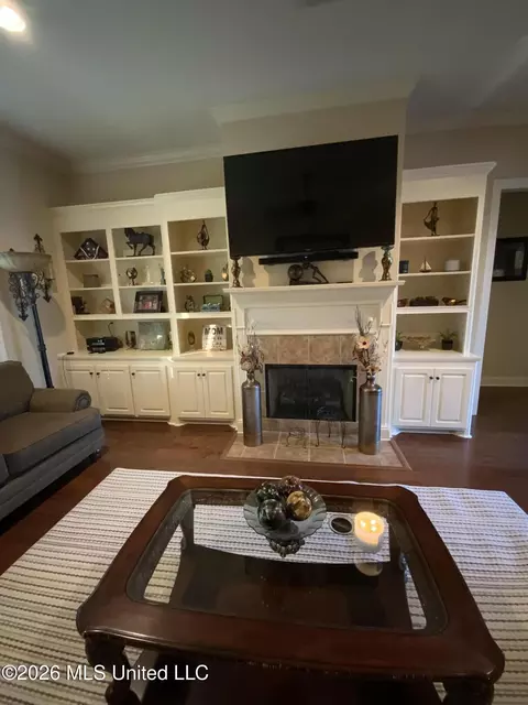 Living - 785 Creston Dr, Byram, MS 39272 photo 2 of 3