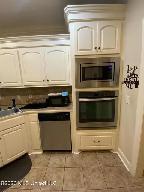 Kitchen - 785 Creston Dr, Byram, MS 39272 photo 3 of 5