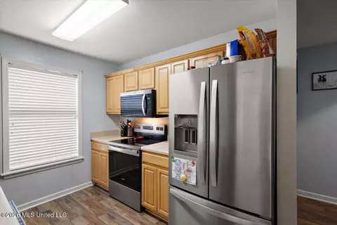 Kitchen - 612 Shadowridge Dr, Brandon, MS 39047 photo 2 of 3