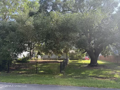 263 Pine Ridge Dr, Waveland, MS 39576