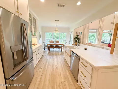 Kitchen - 114 Redbud Dr, Brandon, MS 39047 photo 2 of 3