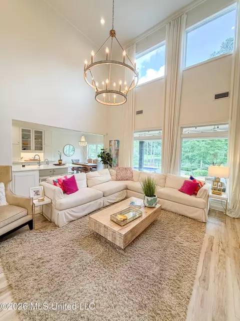 Living - 114 Redbud Dr, Brandon, MS 39047 photo 2 of 3
