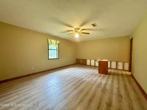 Living - 108 Broadmoor Dr, Natchez, MS 39120 photo 4 of 4