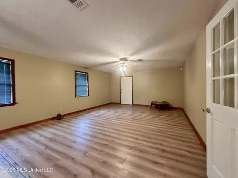 Living - 108 Broadmoor Dr, Natchez, MS 39120 photo 2 of 4