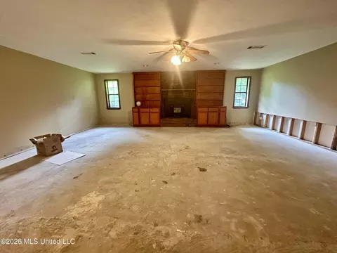 Living - 108 Broadmoor Dr, Natchez, MS 39120 photo 1 of 4