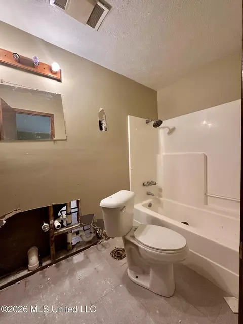Bath - 108 Broadmoor Dr, Natchez, MS 39120 photo 2 of 3