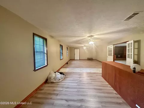 Living - 108 Broadmoor Dr, Natchez, MS 39120 photo 3 of 4