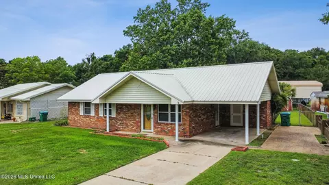 202 Hunter Dr, Ocean Springs, MS 39564