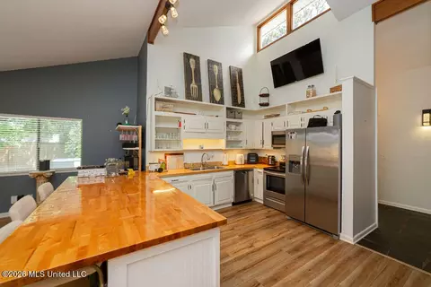 Kitchen - 5420 Diamondhead Dr, Diamondhead, MS 39525 photo 1 of 3