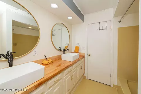 Bath - 5420 Diamondhead Dr, Diamondhead, MS 39525 photo 1 of 4
