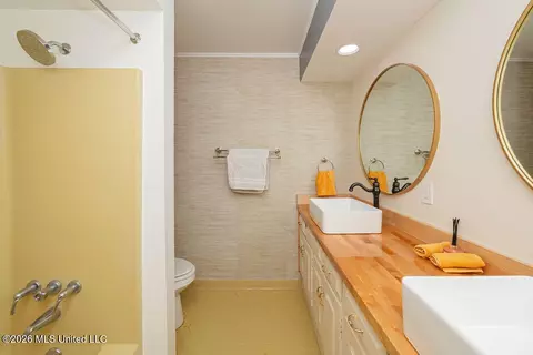 Bath - 5420 Diamondhead Dr, Diamondhead, MS 39525 photo 2 of 4