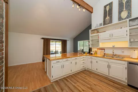 Kitchen - 5420 Diamondhead Dr, Diamondhead, MS 39525 photo 2 of 3
