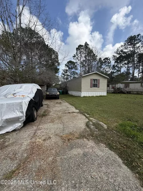 7724 Boulder Dr, Gautier, MS 39553