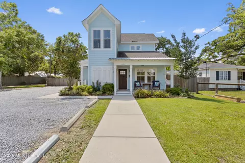 207 Dewey Ave, Ocean Springs, MS 39564