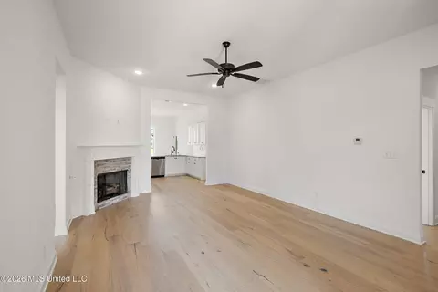 Living - 610 Sunflower St, Nesbit, MS 38651 photo 1 of 2